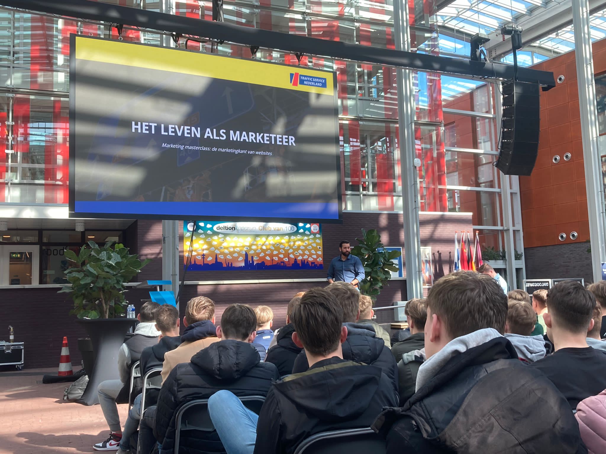 Foto van &Fawad Marketing waarop Fawad-Khan Bahadur een presentatie geeft aan studenten