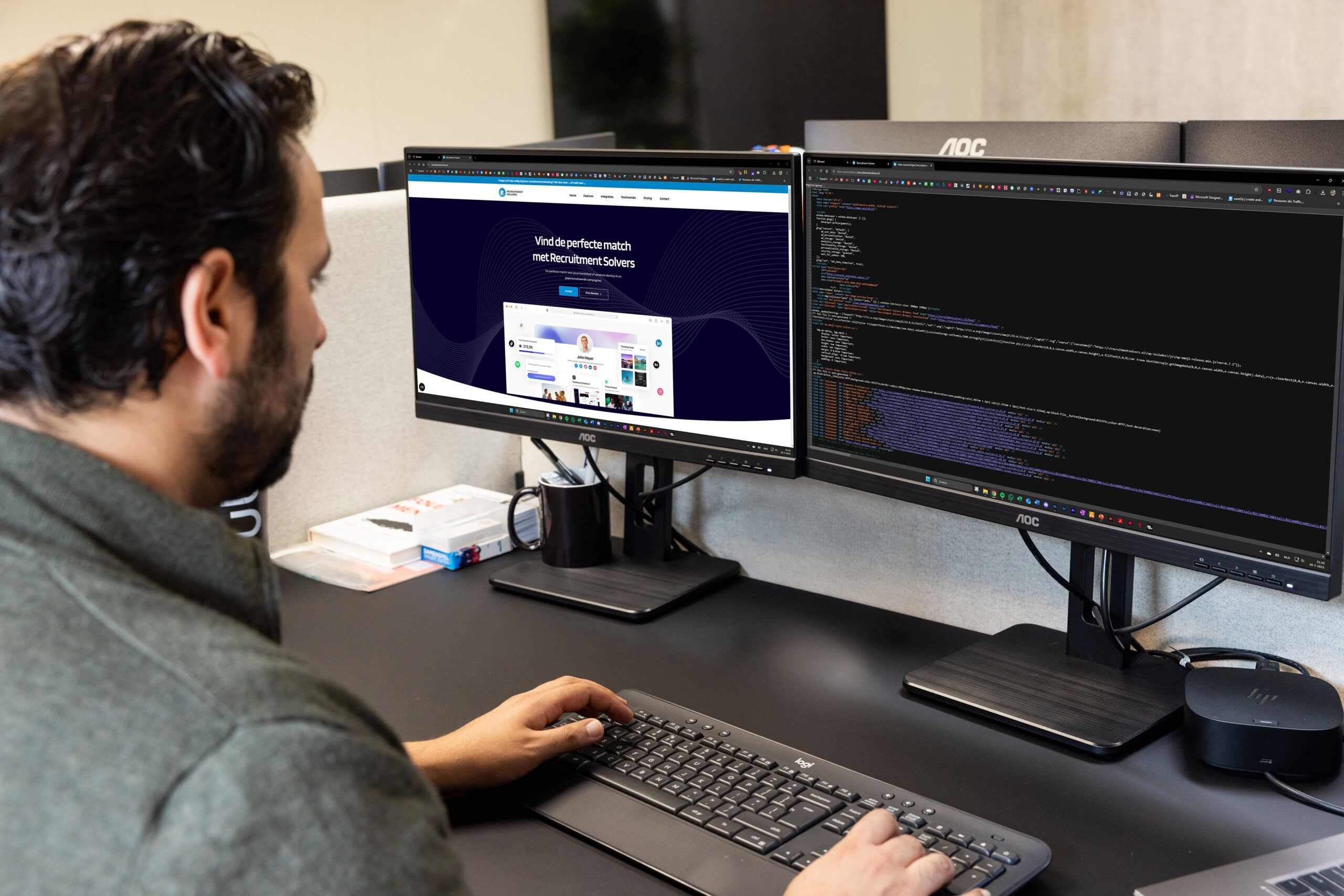 Foto van Fawad-Khan Bahadur van &Fawad Marketing achter een computer