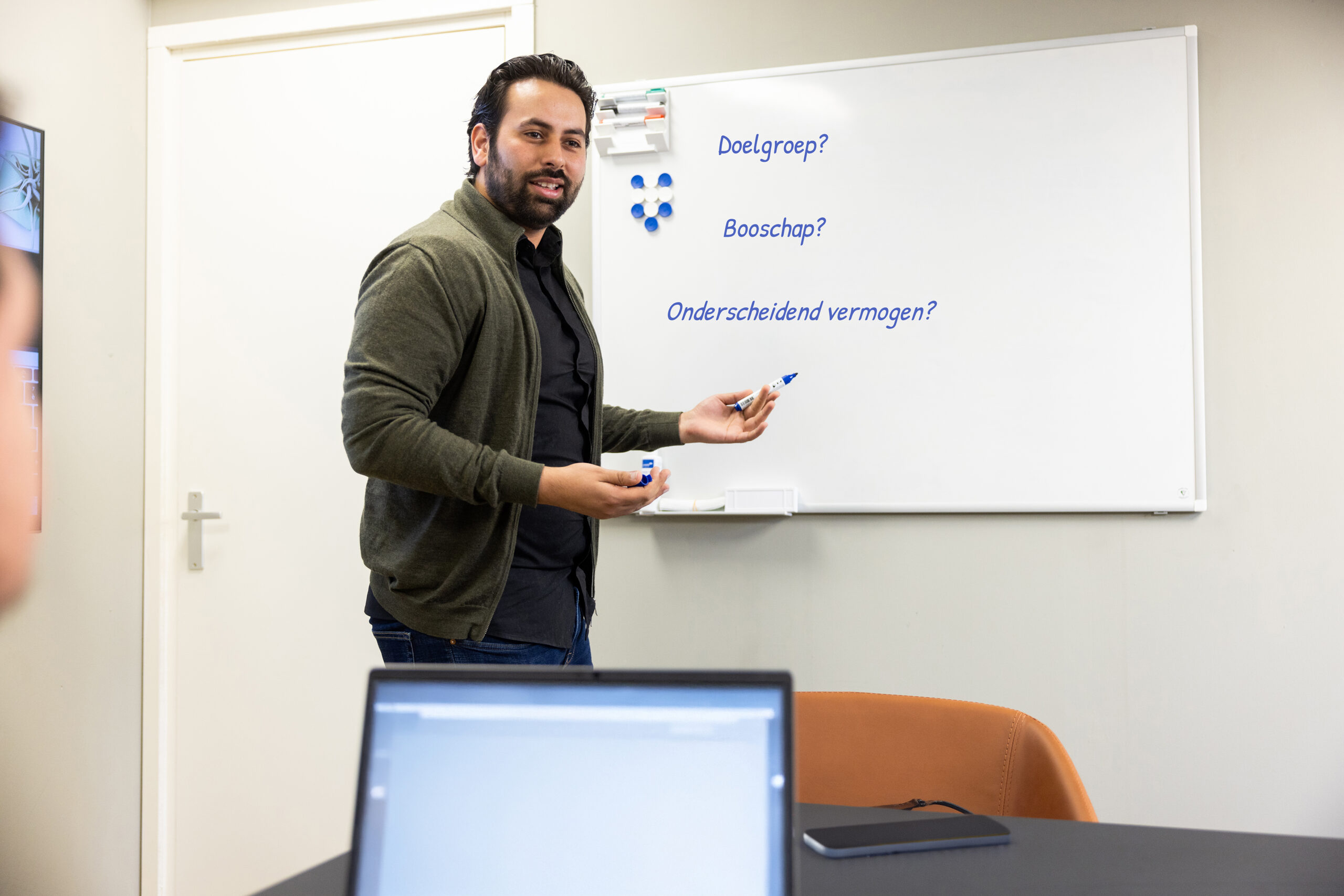 Foto van Fawad-Khan Bahadur van &Fawad Marketing die een workshop geeft